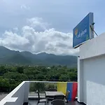 Hotel Los Cristales West Plaza